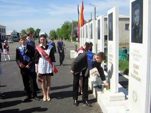 Выпускники школ Порецкого района возложили цветы к обелискам Героев-поречан